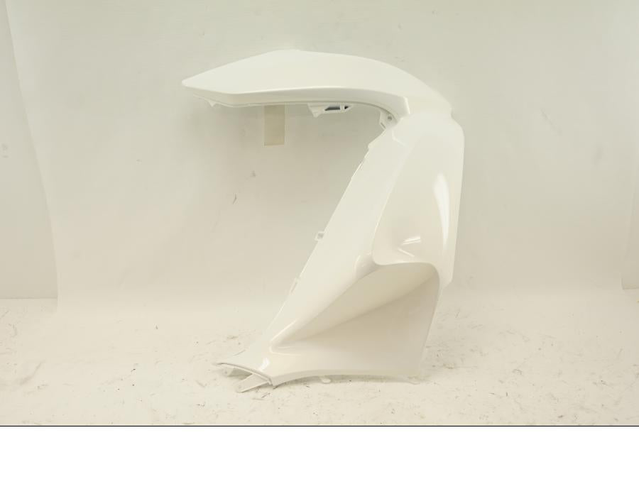 Framsidan på Sidkåpa från en Honda PCX 125 -2011 motorcykel.