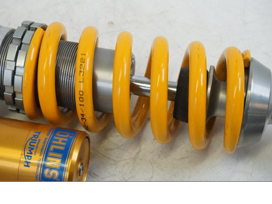 Snett nerifrån på Stötdämpare Öhlins från en Triumph Speed Triple -2021 motorcykel.