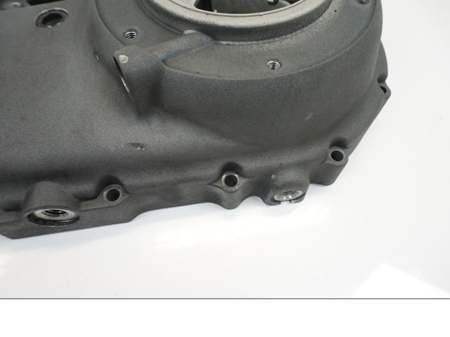 Vänster sida på Kopplingskåpa från en H-D Sportster 1200 XL1200C -2008 motorcykel.