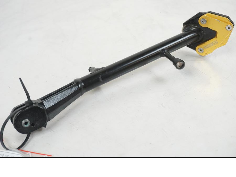 Snett nerifrån på Sidostöd från en BMW R 1250 GS -2021 motorcykel.