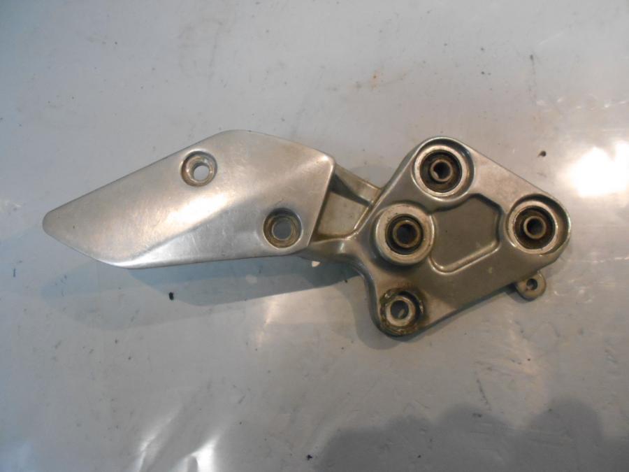 Framsidan på Fotpinnefäste från en Yamaha FZS 1000 -2002 motorcykel.