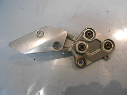 Framsidan på Fotpinnefäste från en Yamaha FZS 1000 -2002 motorcykel.