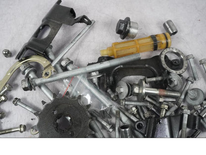 Vänster sida på Skruv / Mutter etc från en KTM 125 Duke -2017 motorcykel.