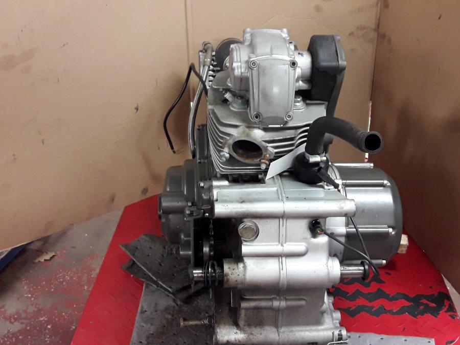 Vänster sida på Motor från en Ducati 750 SS -2000 motorcykel.