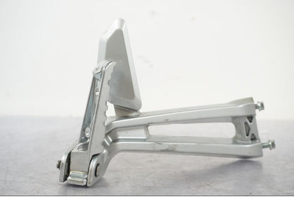 Vänster sida på Fotpinne från en Yamaha MT 125 -2017 motorcykel.