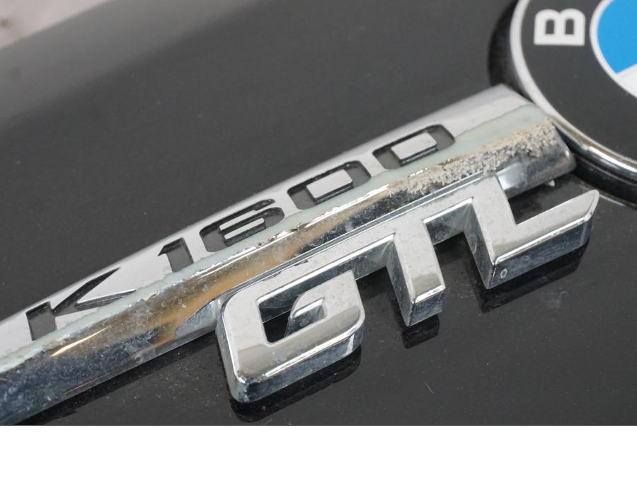 Snett nerifrån på Sidkåpa från en BMW K 1600 GTL -2015 motorcykel.
