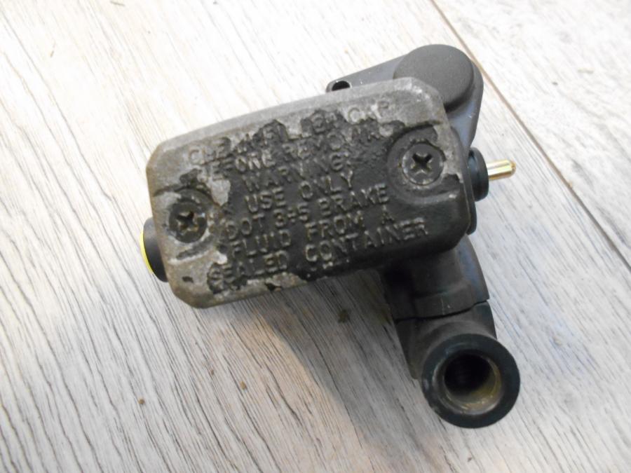 Vänster sida på Bromshuvudcylinder från en Husaberg FE 02 -2004 motorcykel.