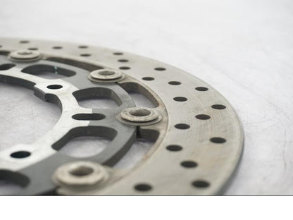 Baksidan på Bromsskiva från en Yamaha YZF R6 -2008 motorcykel.