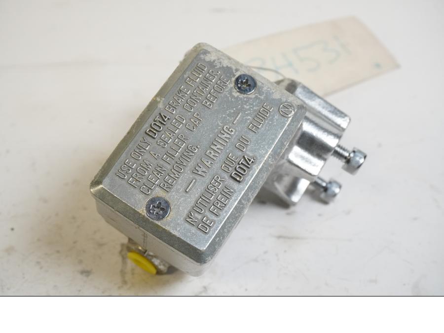 Baksidan på Bromshuvudcylinder från en Kawasaki VN 1500 Mean Streak -2003 motorcykel.