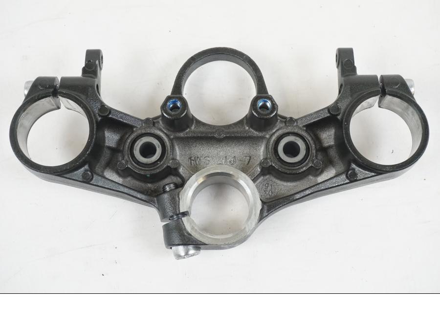 Snett nerifrån på Gaffelkrona från en Yamaha MT-07 -2019 motorcykel.