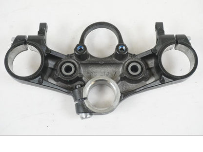 Snett nerifrån på Gaffelkrona från en Yamaha MT-07 -2019 motorcykel.