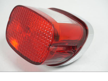 Höger sida på <p>Baklampa från HD Sportster XL 1200 Custom 1999. </p>

<p>Med fästplatta 68066-99. OBS skruvar som håller glaset saknas. Förövrigt bra skick.</p> motorcykel.