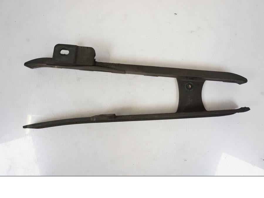 Baksidan på Kedjeskydd från en BMW S 1000 XR -2019 motorcykel.