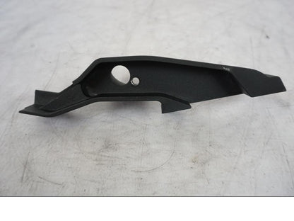 Snett uppifrån på Skylthållare från en KTM 1290 Super Duke R -2021 motorcykel.