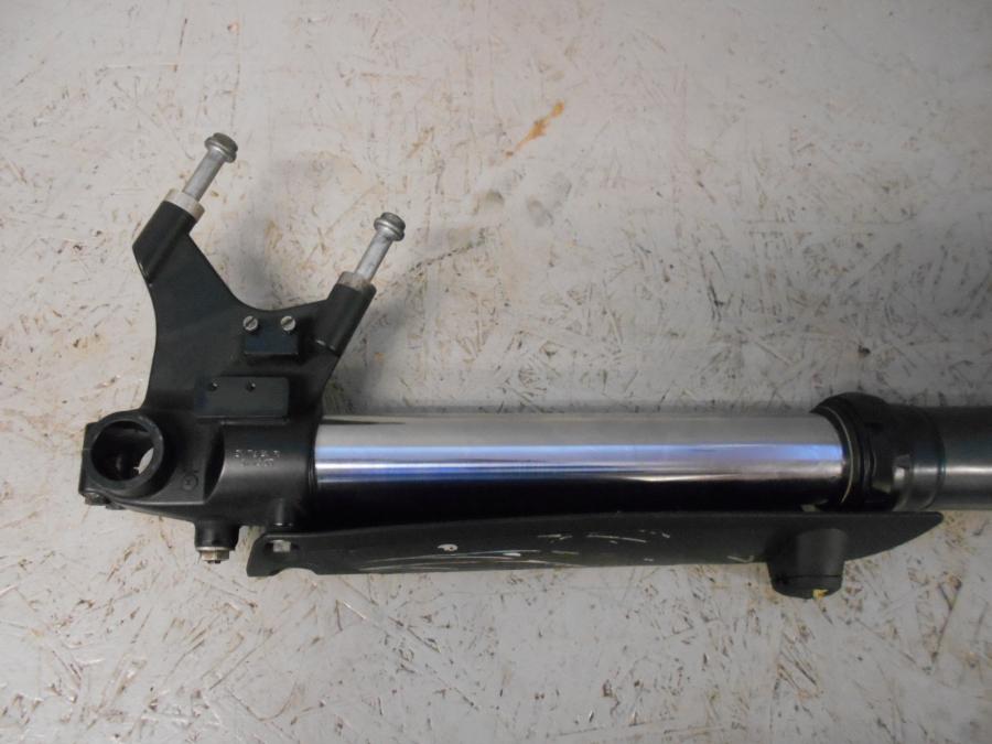 Höger sida på Gaffelben från en KTM 690 SMCR -2013 motorcykel.