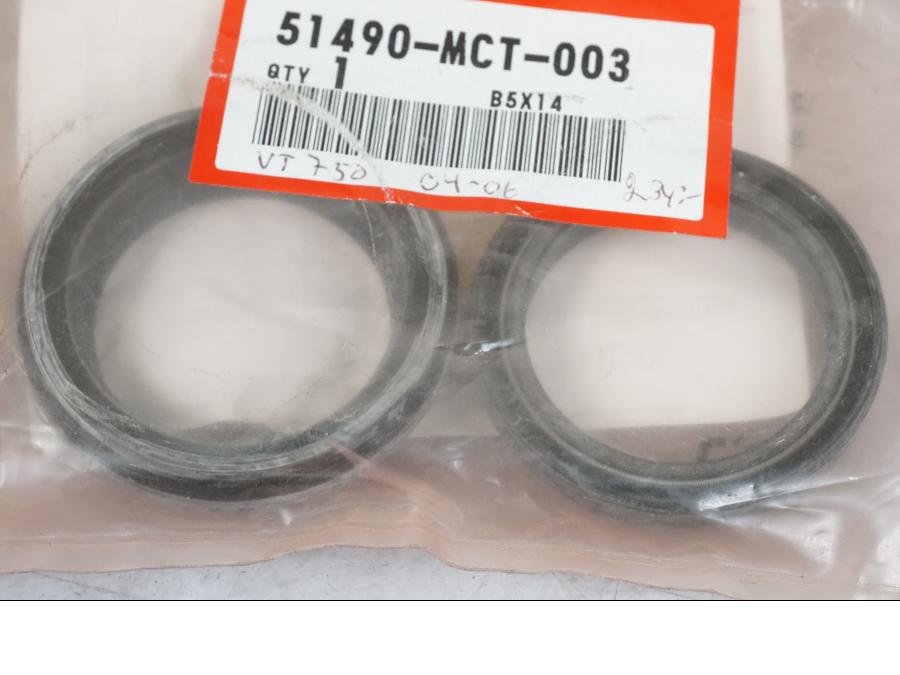 Höger sida på Gaffelben från en Honda VT 750 C4 Shadow -2004 motorcykel.