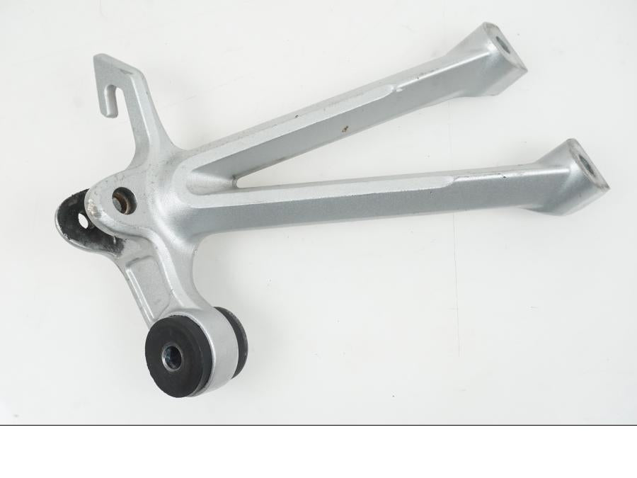 Framsidan på Fotpinnefäste från en Suzuki GSX-R 1000 -2007 motorcykel.