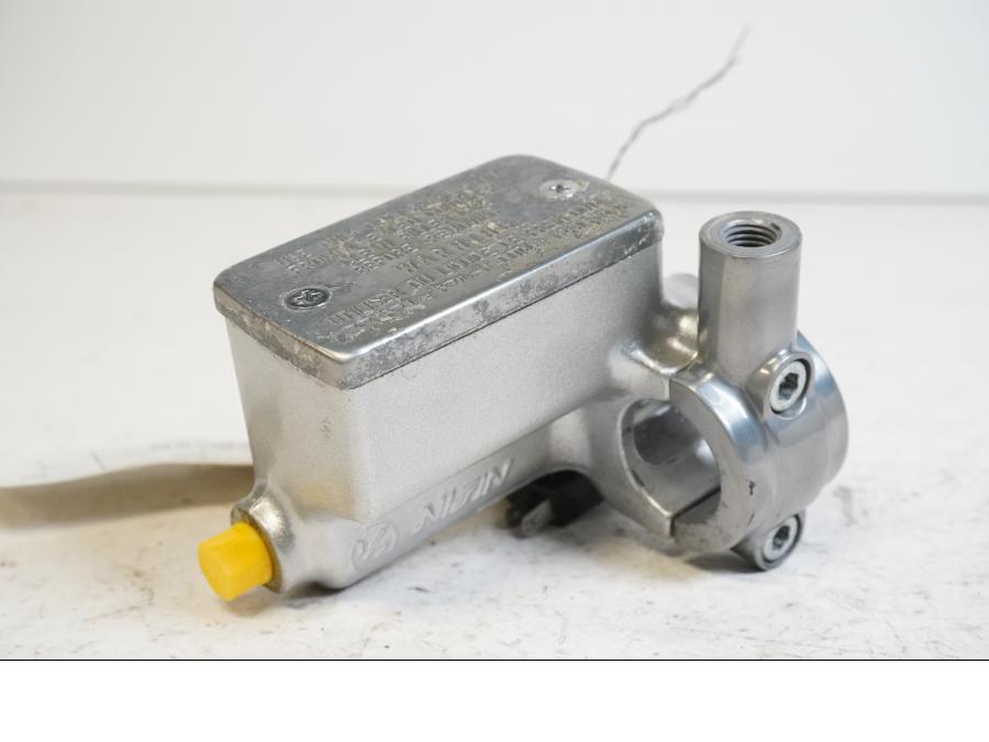 Baksidan på Bromshuvudcylinder från en Suzuki VL 800 -2003 motorcykel.