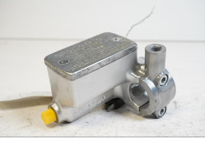 Baksidan på Bromshuvudcylinder från en Suzuki VL 800 -2003 motorcykel.