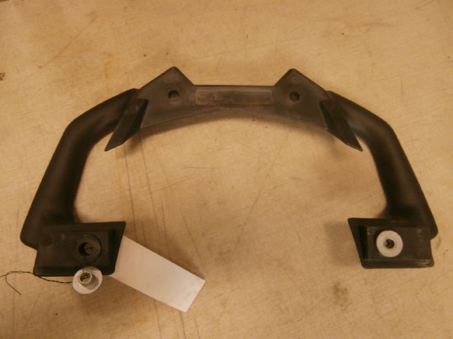 Vänster sida på Passagerarhandtag från en Aprilia ETV 1000 -2002 motorcykel.