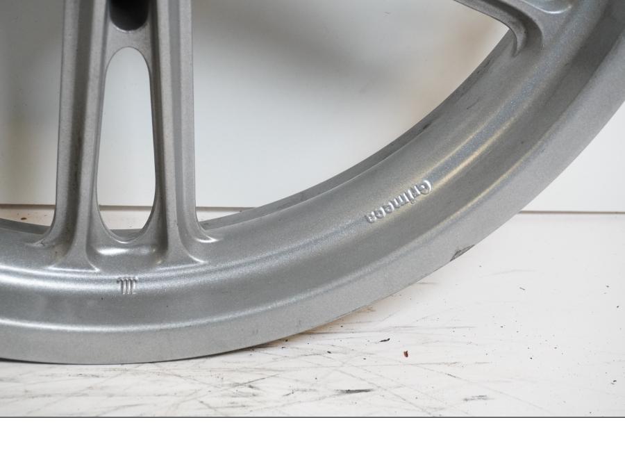 Extrabild4 på Fälg från en Yamaha YZF-R 125 -2009 motorcykel.