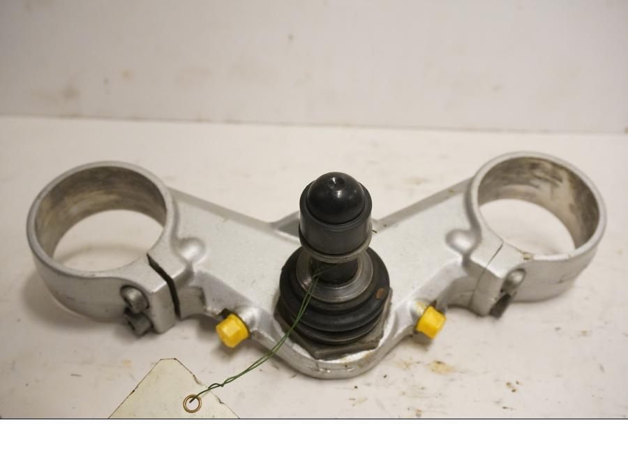 Framsidan på <p>Gaffelkrona nedre från BMW R 1200 GS 2004.</p>

<p>Undre.</p> motorcykel.