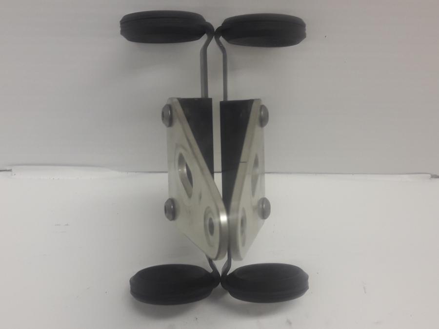 Framsidan på Strålkastarfäste från en Suzuki SV 1000 -2004 motorcykel.