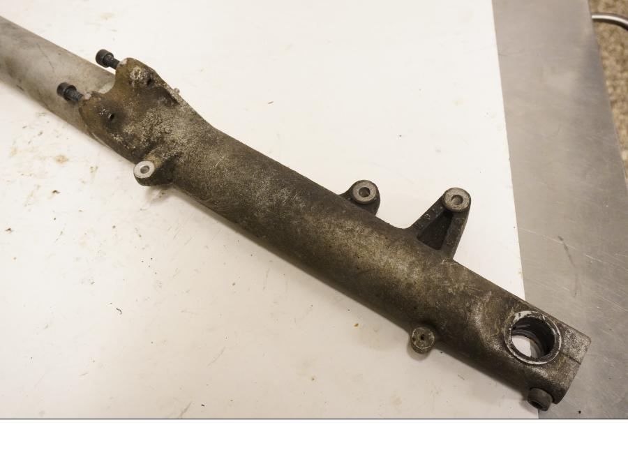 Vänster sida på Gaffelben från en BMW K 1200 LT -2004 motorcykel.