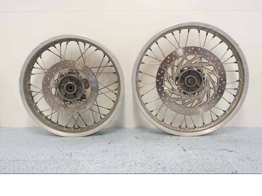 Framsidan på Hjulpaket från en BMW F 650 -1998 motorcykel.