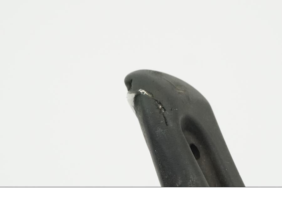 Snett nerifrån på Fotpinne från en KTM 690 Duke -2012 motorcykel.