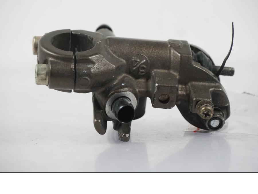 Snett uppifrån på Bromshuvudcylinder från en Kawasaki ZX-6R -2005 motorcykel.