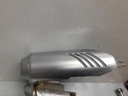 Vänster sida på Ljuddämpardekor från en Yamaha FZ-6 -2004 motorcykel.