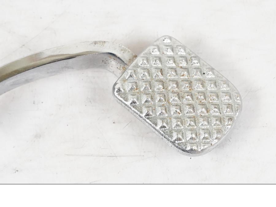 Baksidan på Bromspedal från en Yamaha XVS 1100 -2000 motorcykel.