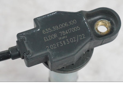 Vänster sida på Tändspole från en KTM 1290 Super Duke R -2022 motorcykel.