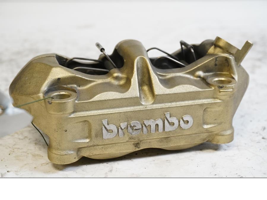 Framsidan på Bromsok från en BMW S 1000 RR -2010 motorcykel.