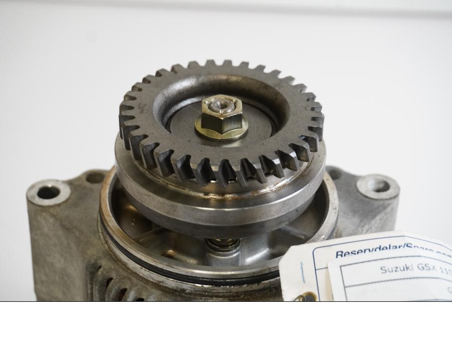 Baksidan på Generator från en Suzuki GSX 1100 -1992 motorcykel.