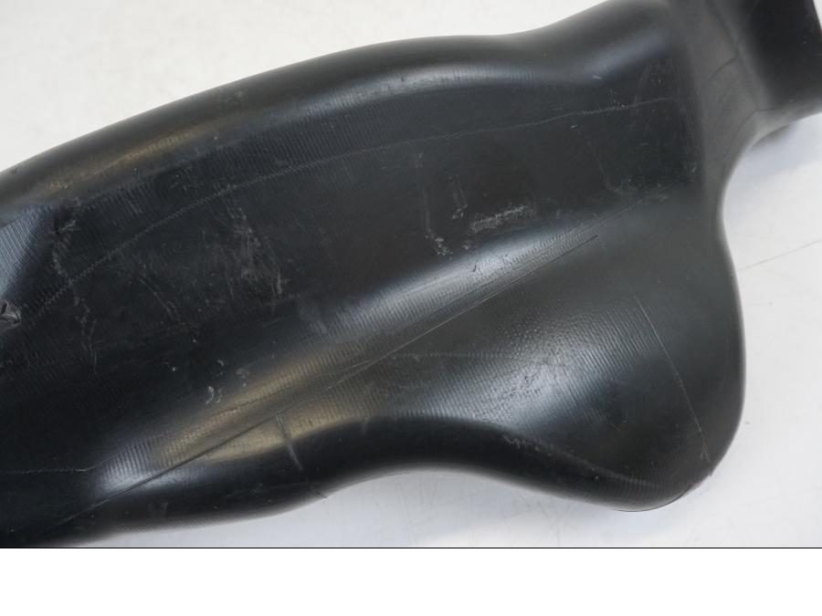 Baksidan på Luftrör från en Suzuki GSX-R 1000 -2005 motorcykel.