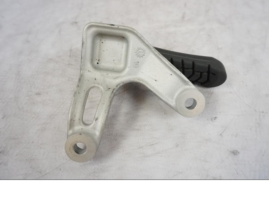 Snett nerifrån på Fotpinne från en KTM 690 Duke -2014 motorcykel.