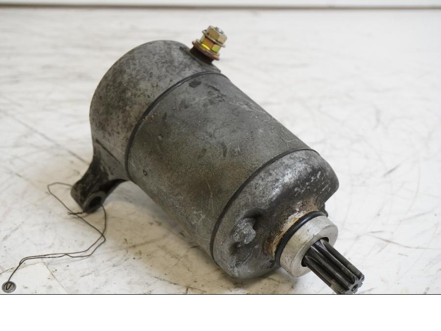 Framsidan på Startmotor från en Yamaha YZF 1000 R -1999 motorcykel.