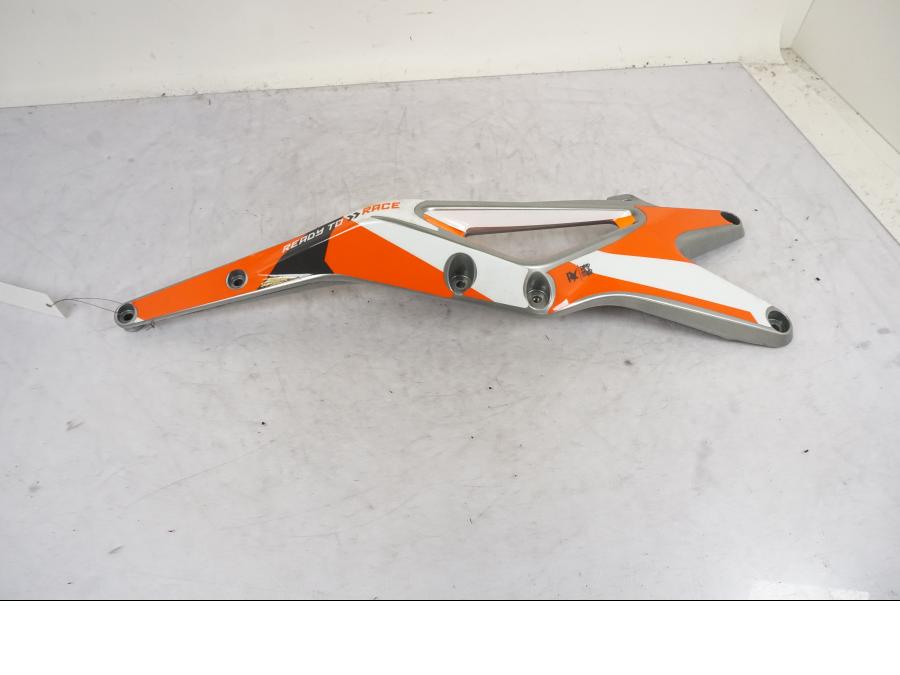 Baksidan på Bakram från en KTM 790 Duke -2018 motorcykel.