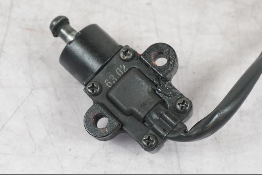 Snett nerifrån på Sidostödsbrytare från en Yamaha MT-09 -2016 motorcykel.