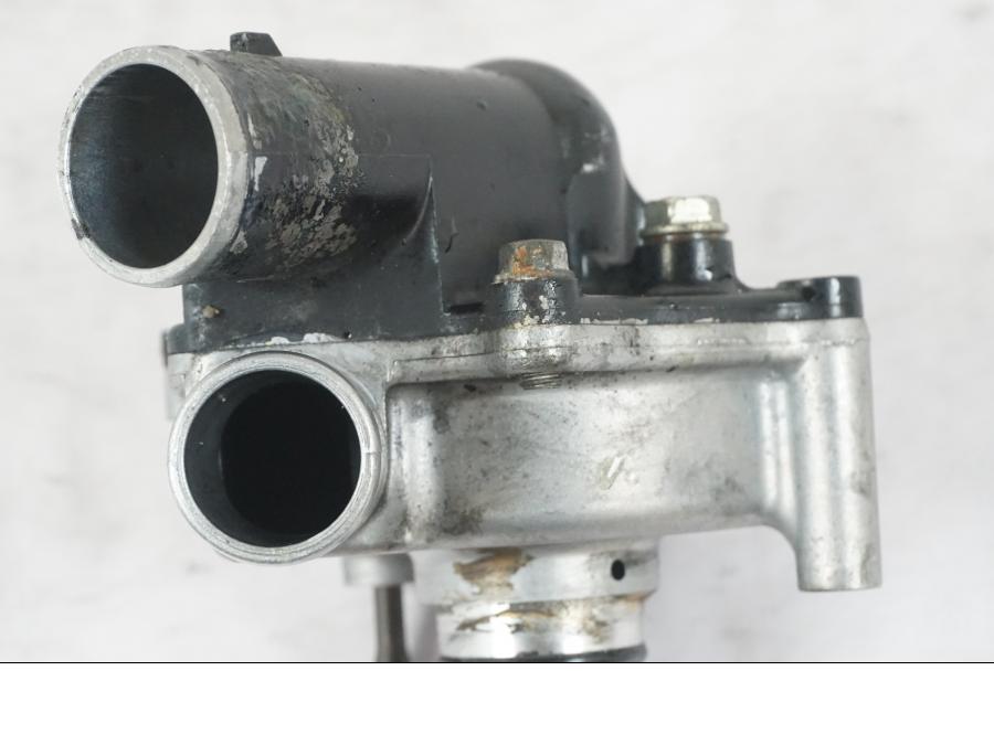 Vänster sida på Vattenpump från en Kawasaki ZZ-R 1400 -2009 motorcykel.