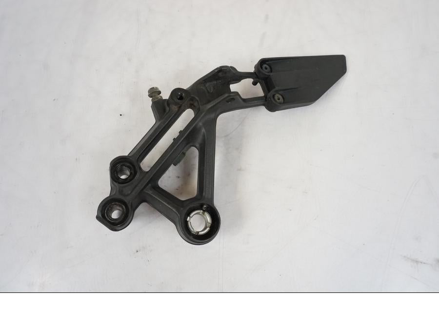 Framsidan på Fotpinnefäste från en KTM 125 Duke -2017 motorcykel.