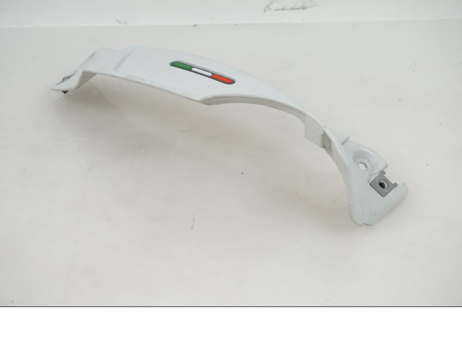 Höger sida på Bensintankskåpa från en Ducati Desert X -2022 motorcykel.