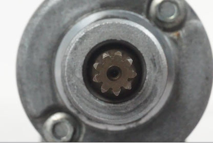 Snett nerifrån på Startmotor från en Kawasaki ZX-6R -2006 motorcykel.