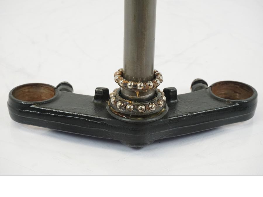 Snett nerifrån på Gaffelkrona från en Honda NT 700 -2008 motorcykel.