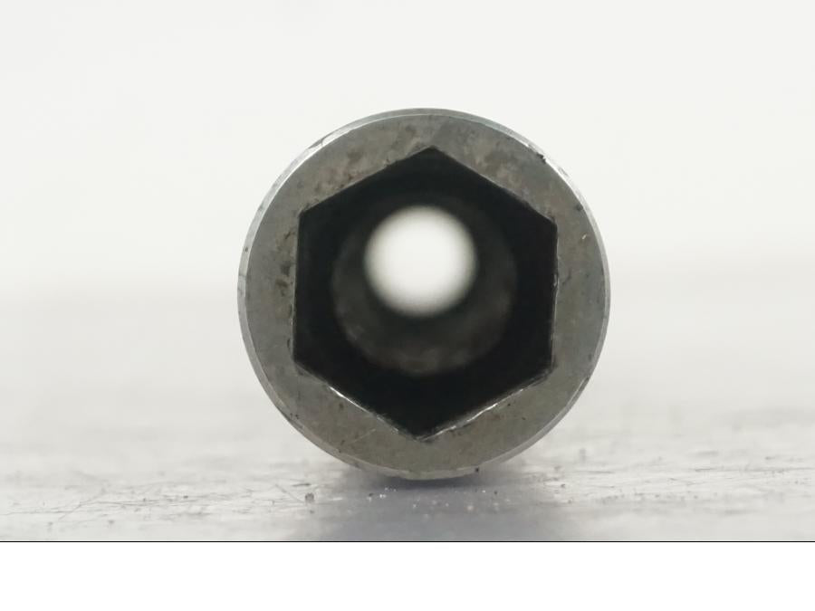 Höger sida på Axel från en Triumph Tiger Explorer -2013 motorcykel.