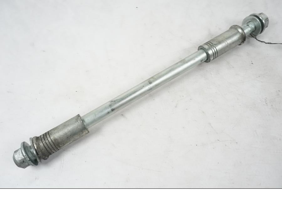 Framsidan på Axel från en H-D Softail FXCW Rocker -2008 motorcykel.