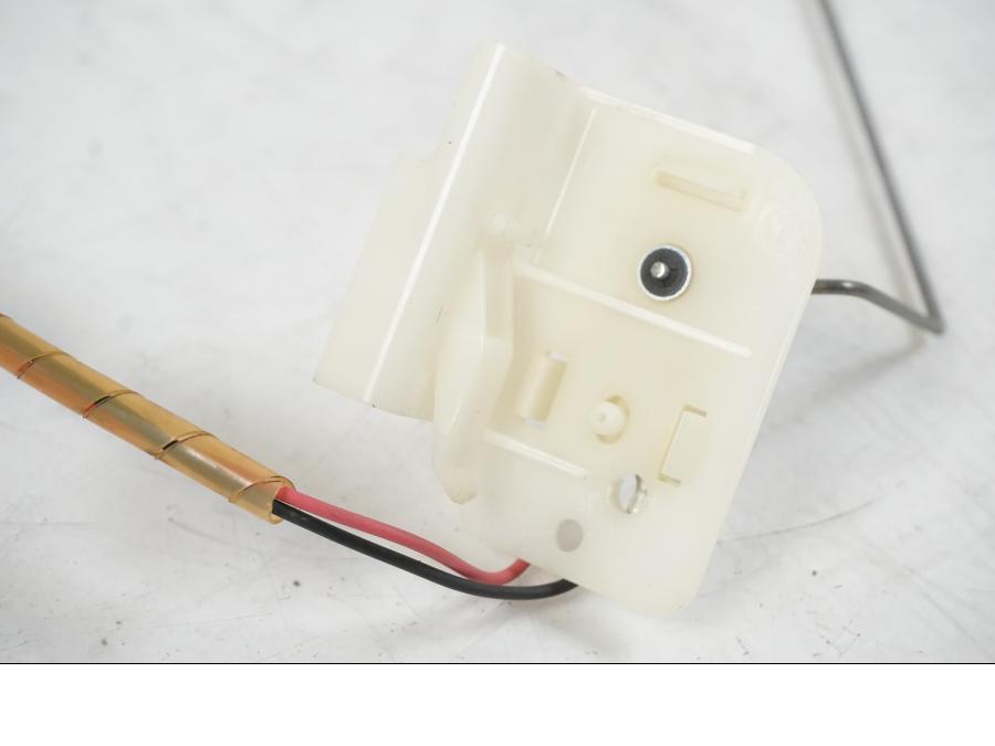 Snett uppifrån på Bensinnivågivare från en Suzuki VZR 1800 -2009 motorcykel.