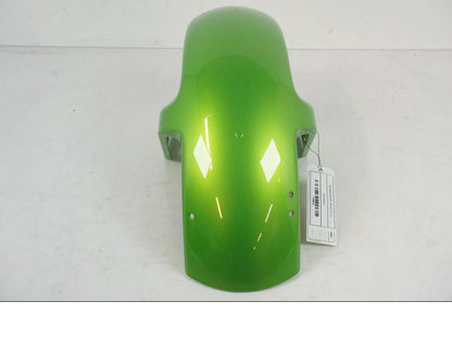 Baksidan på <p>Framskärm från Kawasaki ER-6N 2008.</p>

<p>Liten skav märke i framkanten på vänster sida se bild.</p> motorcykel.